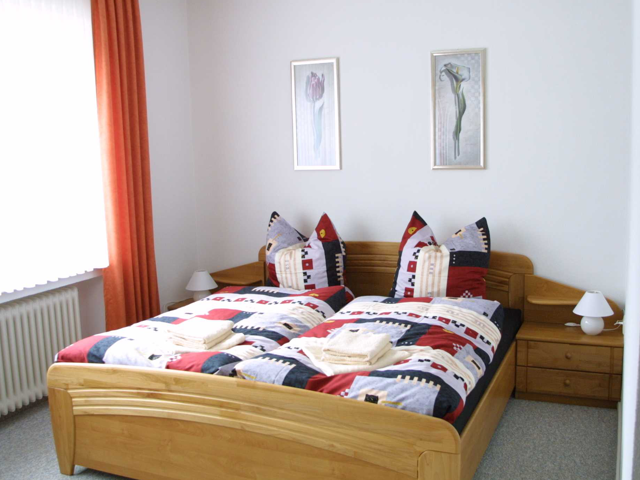 Erdgeschoss · Elternschlafzimmer mit Doppelbett