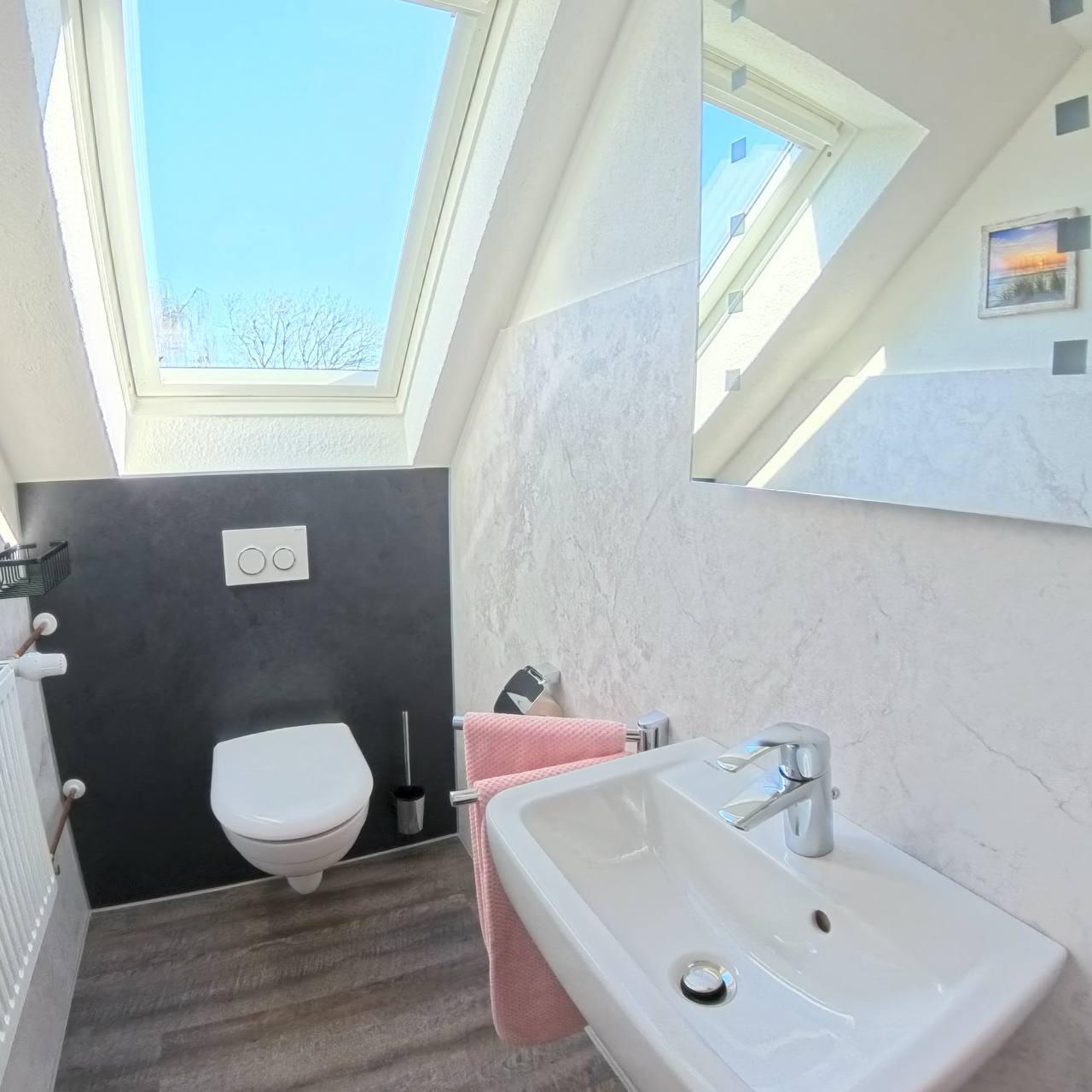 Obergeschoss · Separates WC mit Waschbecken